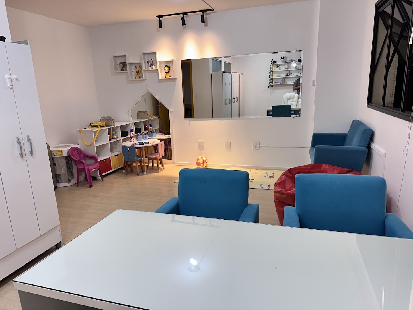 Sala infantil do Espaço Reinventar com casinha de brinquedo e poltronas