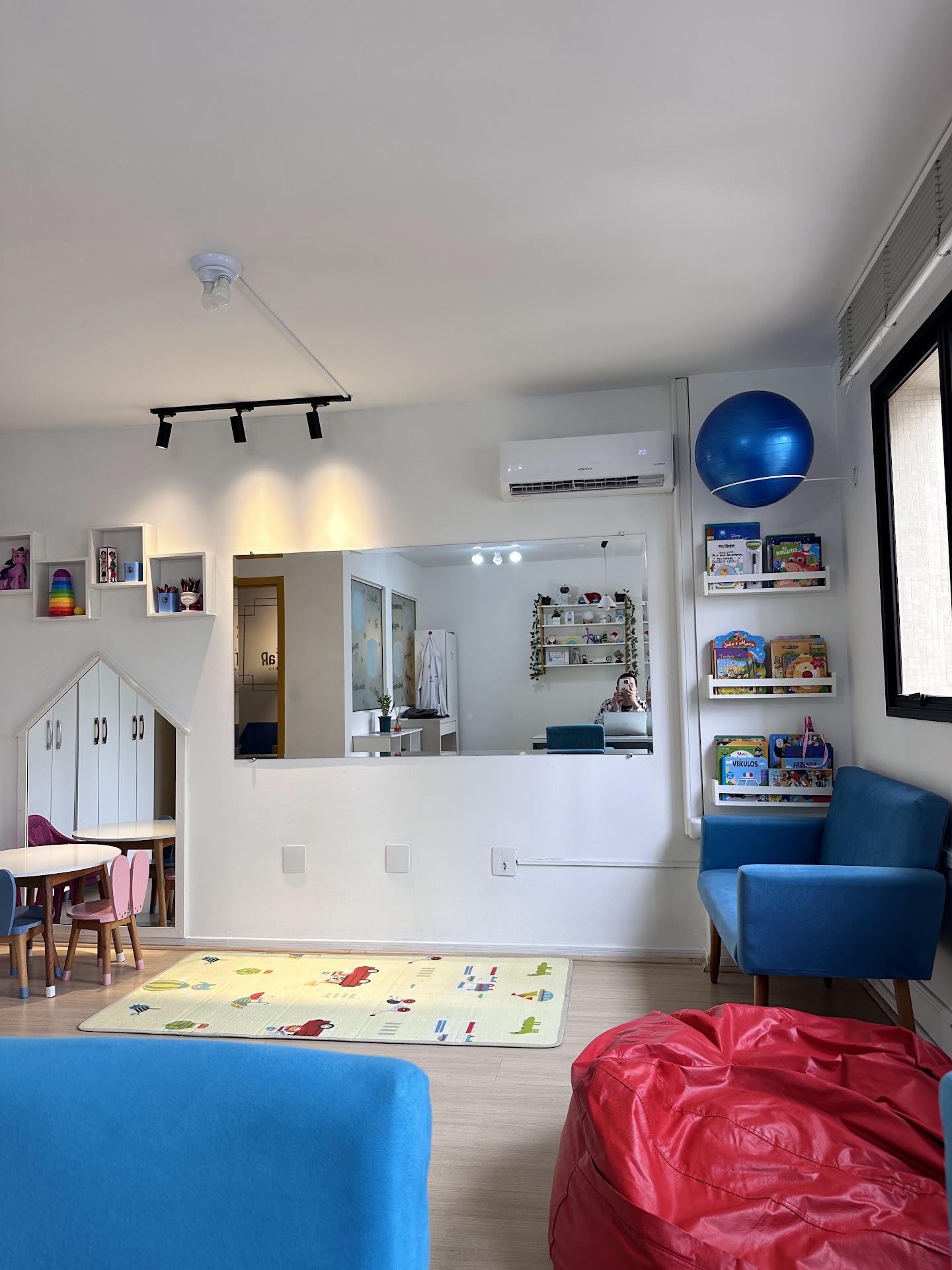 Ambiente lúdico do Espaço Reinventar com brinquedos, livros e tapete infantil